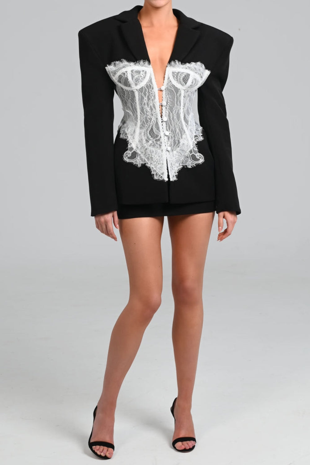 Chic Lace Blazer: Flatter Your Waist